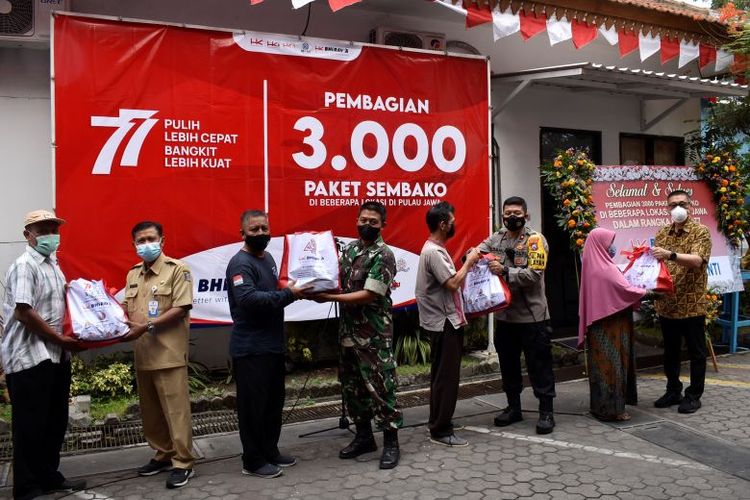 PT Bhirawa Steel membagikan 3.000 paket sembako dalam rangka HUT ke-77 RI.
