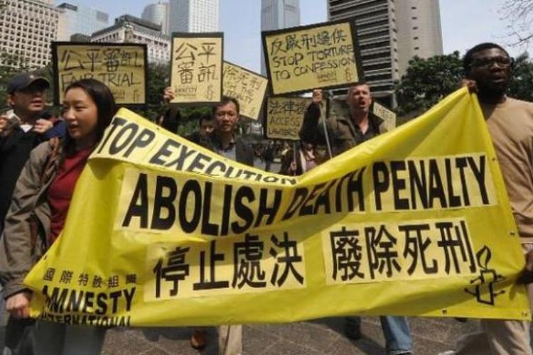 Para aktivis Amnesti Internasional melakukan unjuk rasa di Hongkong pada Mei 2009, menentang hukuman mati yang diterapkan di daratan China.