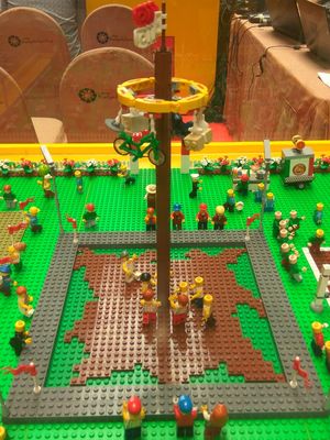 Lego yang menggambarkan permainan panjat pinang