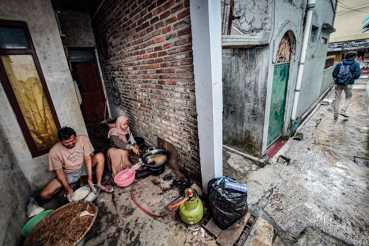 Olahan limbah kulit singkong di Kota Cimahi menjadi cemilan yang undang rupiah.