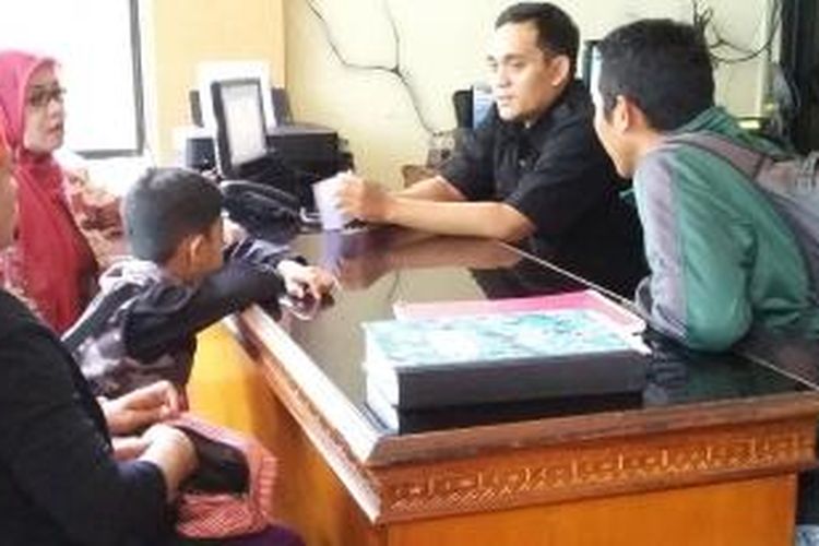 Korban sodomi berinisial A (8), sedang melapor kembali ke Polres Tasikmalaya Kota atas kekerasan seksual oleh teman sebangku di kelasnya, Senin (22/6/2015).