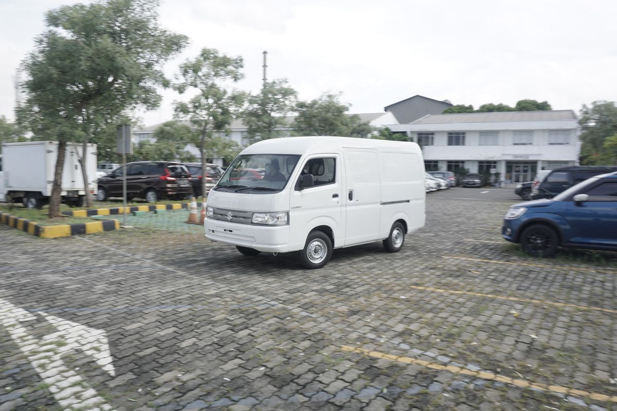 Suzuki memperkenalkan Carry versi Minibus dan blind van. Kehadiran dua model ini menambah potensi kegunaan Carry sebagai kendaraan niaga. 