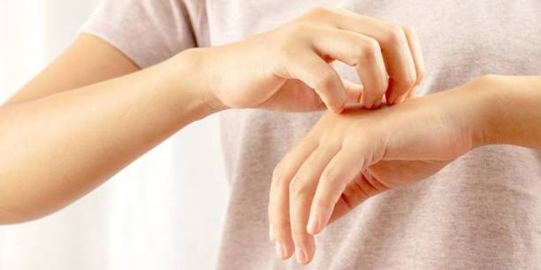 Salah satu cara penularan penyakit scabies adalah dengan melakukan kontak kulit dengan penderita.