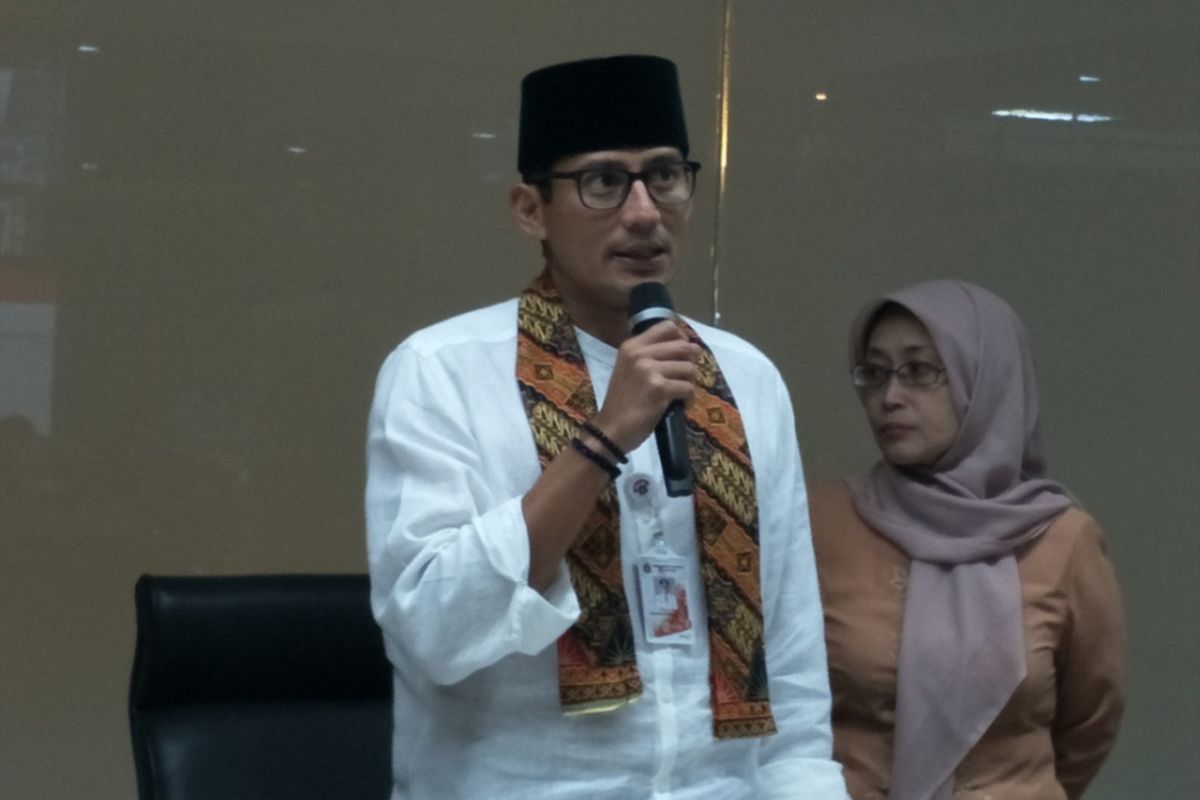 Wakil Gubernur DKI Jakarta Sandiaga Uno saat memaparkan hasil evaluasi penataan Tanah Abang di ruang Jakarta Smart City, Balai Kota DKI Jakarta, Jumat (29/12/2017).