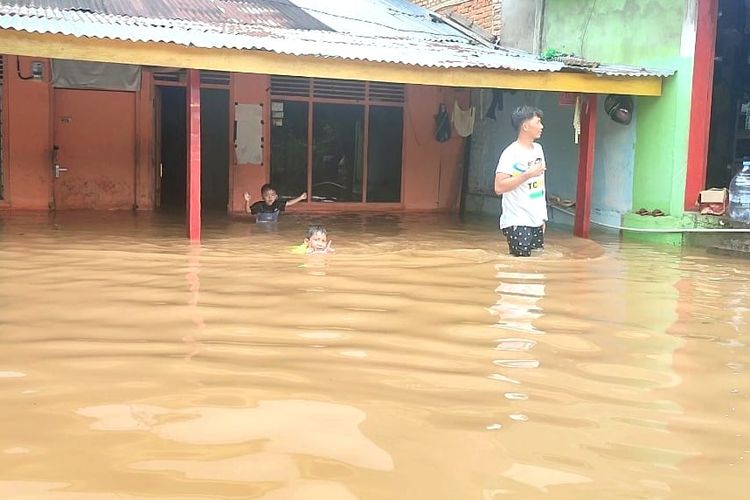 Kondisi permukiman warga yang dilanda banjir di Kecamatan Rambah, Kabupaten Rokan Hulu, Riau, Rabu (27/12/2023).