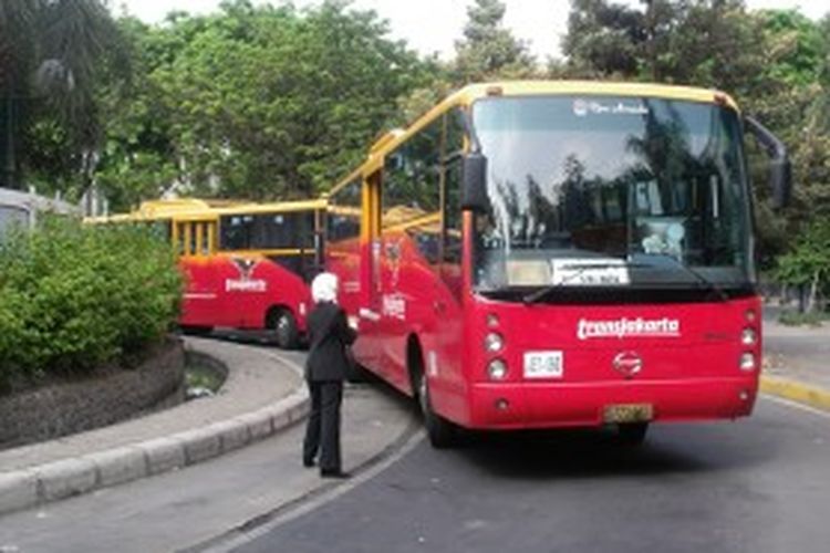 Transjakarta, salah satu moda transportasi primadona warga Jakarta. 