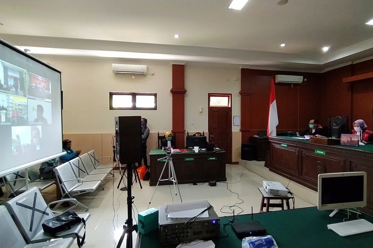 Sidang vonis penolakan pemakaman jenazah pasien Covid-19 secara virtual di Pengadilan Negeri (PN) Banyumas, Jawa Tengah, Kamis (6/8/2020).