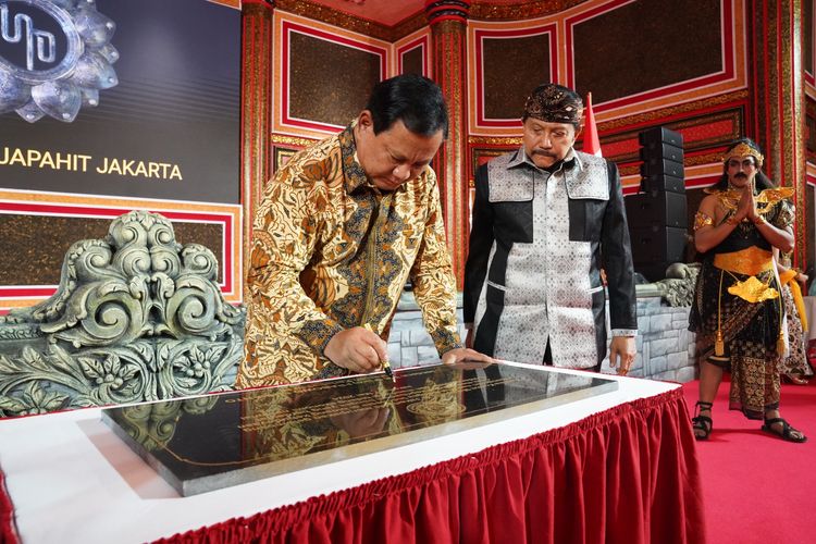 Menteri Pertahanan RI sekaligus presiden terpilih Prabowo Subianto menghadiri perayaan hari ulang tahun (HUT) eks Kepala Badan Intelijen Negara (BIN) dan tokoh militer Abdullah Mahmud (AM) Hendropriyono di kawasan Cipayung, Jakarta Timur, Selasa (7/5/2024) petang.