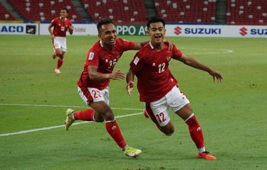 Pesepak bola Timnas Indonesia Pratama Arhan (kanan) berselebrasi dengan rekannya Irfan Jaya usai menjebol gawang Timnas Malaysia dalam pertandingan grup B Piala AFF 2020 di National Stadium, Singapura, Minggu (19/12/2021). Indonesia menang dengan skor 4-1 dan lolos ke babak semifinal Piala AFF.