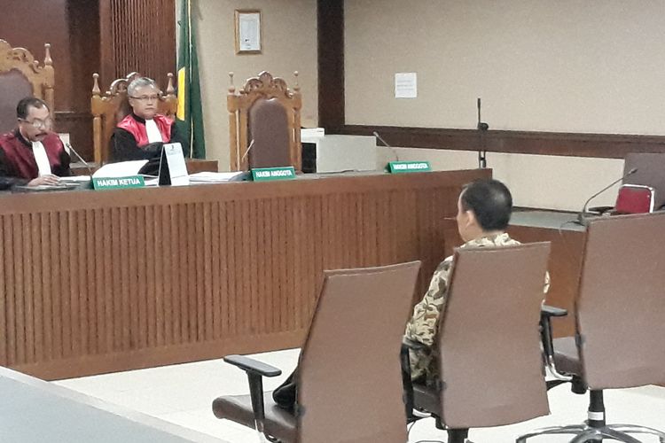 Bupati nonaktif Halmahera Timur Rudy Erawan duduk di kursi terdakwa di Pengadilan Tipikor Jakarta, Senin (27/8/2018).