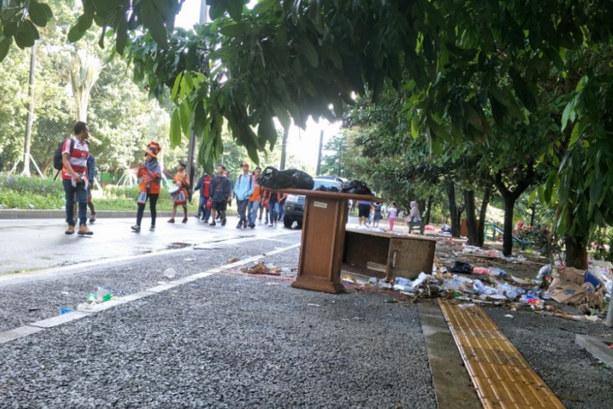 Sejumlah suporter meninggalkan kawasan Stadion Utama Gelora Bung Karno pada Minggu (18/2/2018) pagi, dengan pemandangan sampah yang berserakan. Sebelumnya pada Sabtu (17/2/2018) dihelat final Piala Presiden yang dimenangkan oleh Persija, Jakarta. 