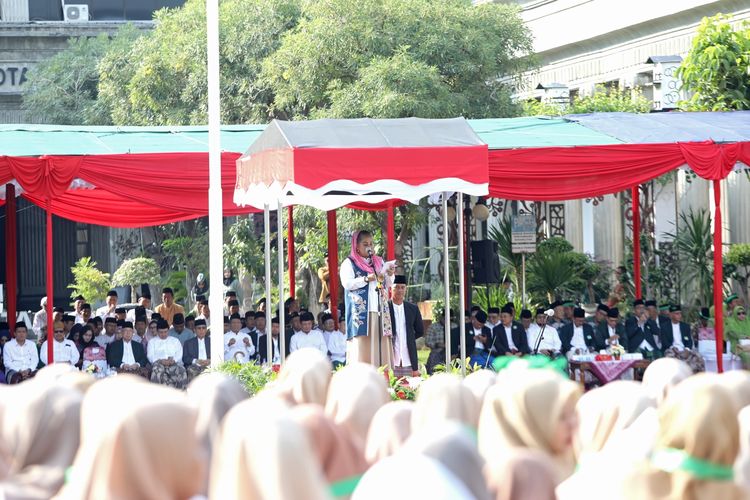 Wali Kota Semarang Hevearita Gunaryanti Rahayu dalam peringatan Hari Santri tingkat Kota Semarang, di halaman Balaikota Semarang, Selasa (22/10/2024).