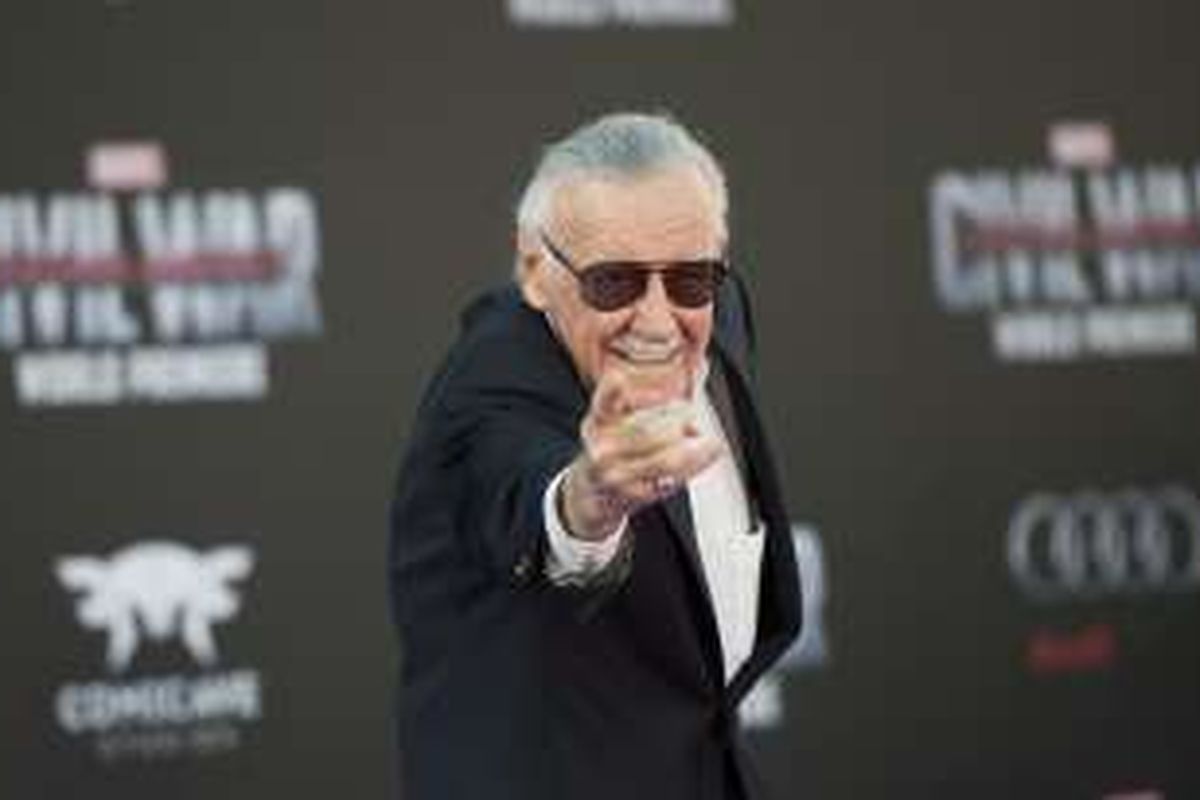 Pencipta tokoh Spiderman dan produser eksekutif Stan Lee menghadiri pemutaran perdana film Captain America: Civil War di El Capitan Theater, Hollywood, California, Selasa (12/4/2016).