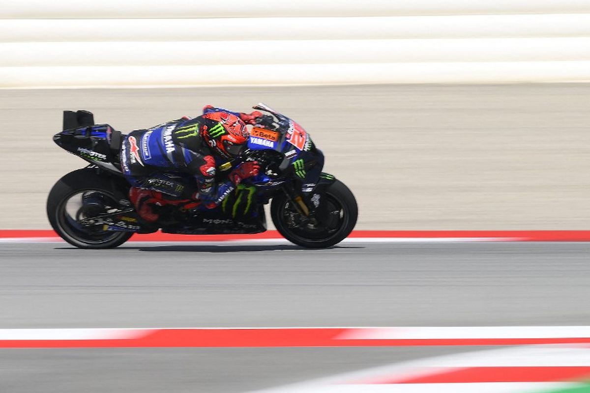 Pebalap Monster Energy Yamaha, Fabio Quartararo, saat beraksi pada Free Practice 1 MotoGP Catalunya 2023 di Circuit de Barcelona-Catalunya, Montmelo, Jumat (1/9/2023). Artikel ini berisi jadwal MotoGP Catalunya 2023. (Photo by Josep LAGO / AFP)