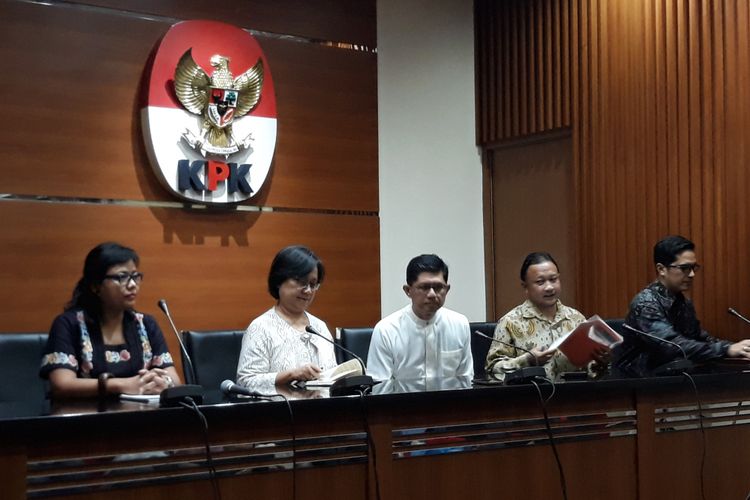 Wakil Ketua KPK Laode M Syarif dan Tim Pemantau Komnas HAM dalam jumpa pers di Gedung KPK Jakarta, Jumat (16/3/2018).