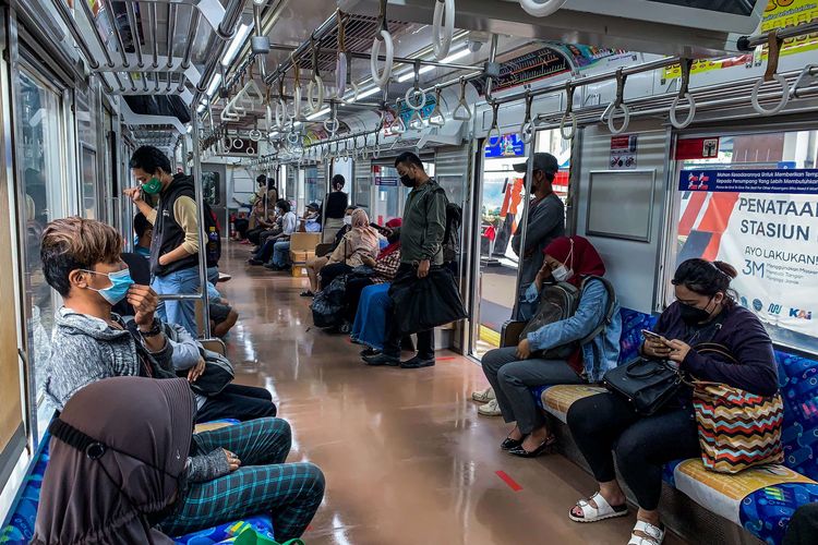 Penumpang berada di dalam kereta di Stasiun Tanah Abang di Jakarta, Jumat (18/2/2022). Pemerintah resmi menaikkan status PPKM Jabodetabek ke level 3 seiring dengan peningkatan kasus Covid-19.