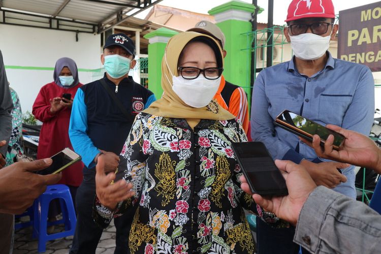 Bupati Jombang Mundjidah Wahab, saat meninjau Desa Megaluh, Kecamatan Megaluh, yang dilanda angin puting beliung, beberapa waktu lalu.