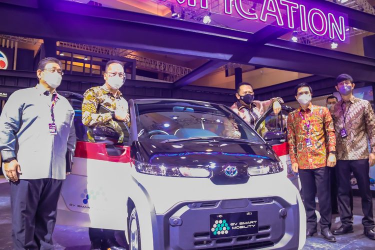 Menteri Perindustrian Agus Gumiwang Kartasasmita ketika mengunjungi Pameran Indonesia International Motor Show (IIMS) Hybrid 2021 di Jakarta, Kamis (15/4).