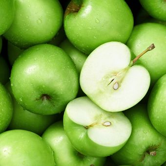 Buah apel hijau atau dikenal juga sebagai apel Malang memiliki banyak manfaat untuk kesehatan. 