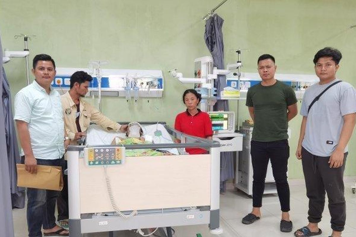 Seorang siswa SMK di Nias berinisial YN (17) tewas usai diduga dianiaya oleh Kepala Sekolah SMK 1 Siduoari, SZ (37). YN mengaku sempat dipukul di bagian kening sebanyak lima kali oleh SZ.

