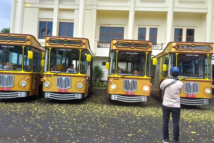 Bupati Tuban, Aditya Halindra Faridzky meluncurkan program transportasi gratis bagi pelajar dengan melepas 10 unit bus sekolah di halaman Kantor Pemkab Tuban, Selasa (6/2/2024).