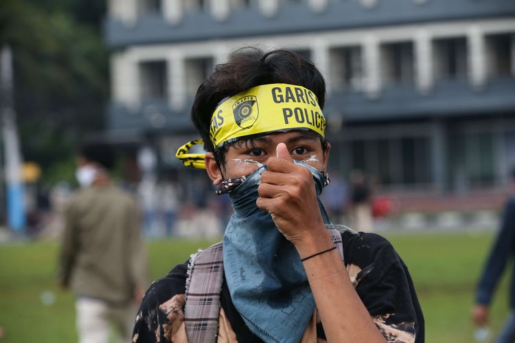 Demonstrasi menolak UU Cipta Kerja dibubarkan polisi di Tugu Tani, Jakarta, Selasa (13/10/2020). Demonstrasi berakhir ricuh.