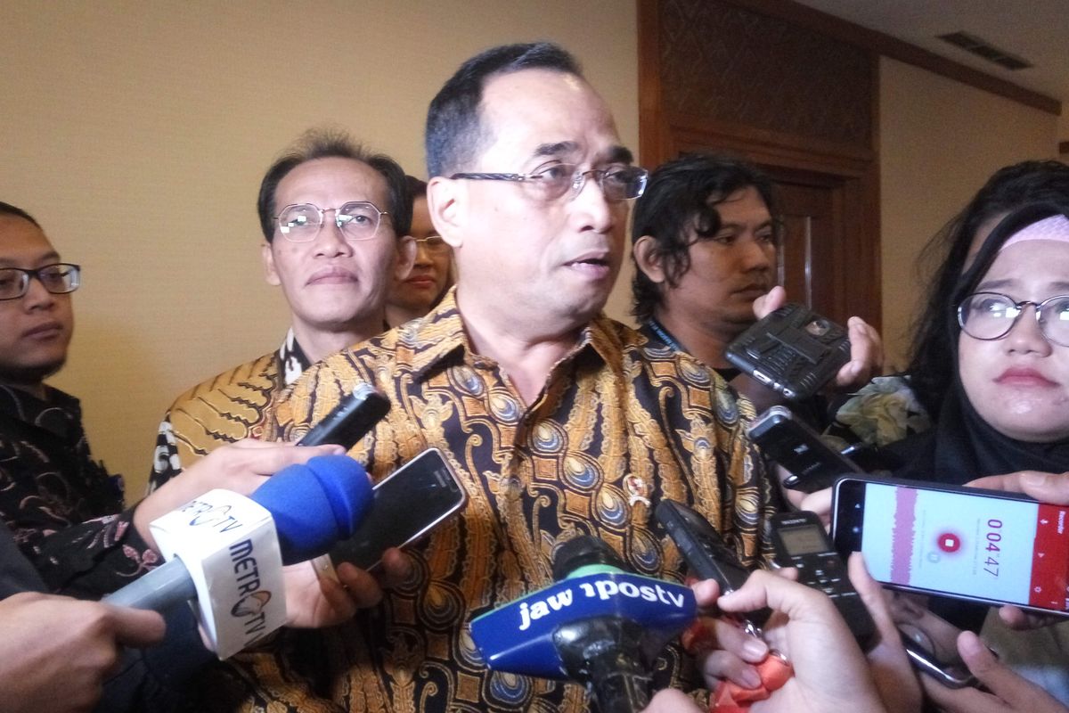 Menteri Perhubungan Budi Karya Sumadi saat diwawancarai di Jakarta, Jumat (26/4/2019).