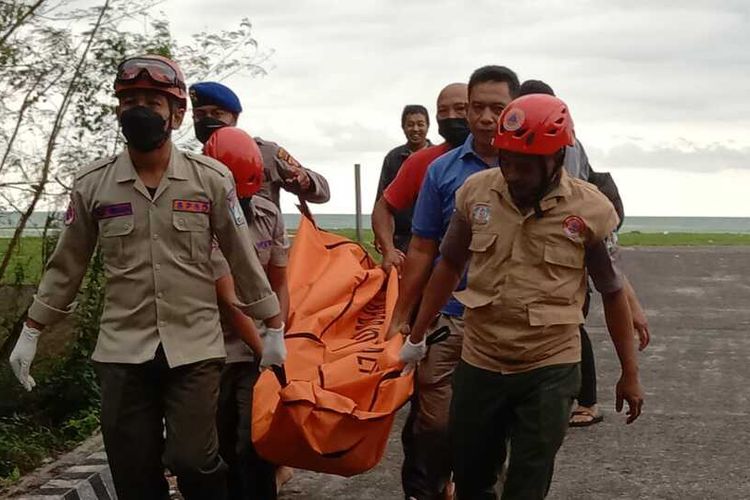 Petugas melakukan evakuasi terhadap korban tenggelam di Pantai Kilang Mandiri Balikpapan