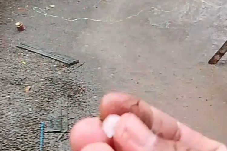 Gumpalan es kristal seukuran kerikil yang terjadi di wilayah Desa Pranggang, Kecamatan Plosoklaten, Kabupaten Kediri, Jawa Timur, Senin (4/8/2025).