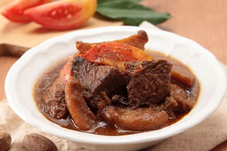 Ilustrasi semur daging kentang. 