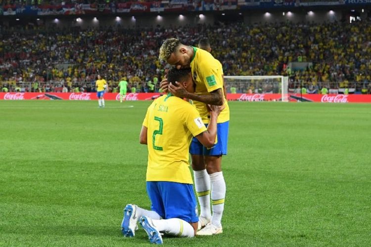 Thiago Silva merayakan gol Brasil ke gawang Serbia bersama Neymar pada pertandingan Grup E Piala Dunia 2018 di Stadion Spartak, 27 Juni 2018. 