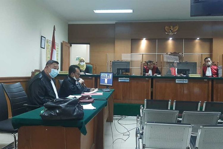 Suasana sidang kasus narkoba dengan terdakwa Hakim PN Rangkasbitung, Yudi Rozadinata dengan agenda tuntutan dari JPU Kejari Serang. Yudi dituntut 2 tahun penjara.