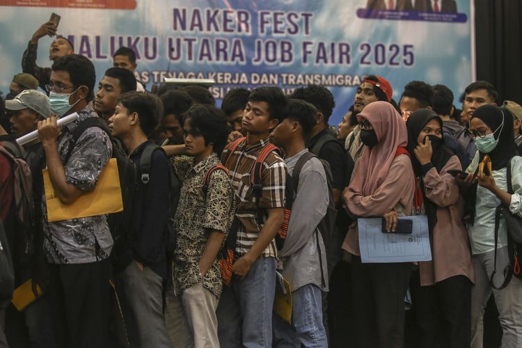 Pencari kerja mengantre untuk melamar kerja pada Job Fair di Hotel Bela Ternate, Maluku Utara, Selasa (20/5/2025). Pemprov Maluku Utara melalui Dinas Ketenagakerjaan dan Transmigrasi menggelar Job Fair 2025 dari tanggal 20-21 Mei dengan menyediakan sebanyak 2.368 lowongan kerja dan 21 perusahaan nasional maupun lokal yang siap merekrut tenaga kerja di berbagai bidang sebagai upaya untuk mengurangi angka pengangguran. 