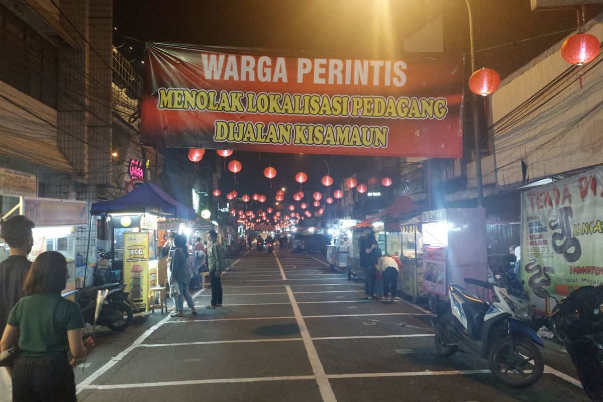 Spanduk yang bertuliskan reaksi penolakan atas konsep penataan ulang di kawasan kuliner Pasar Lama, Kota Tangerang. Suasa ini diambil pada Kamis (10/2/2022) malam.