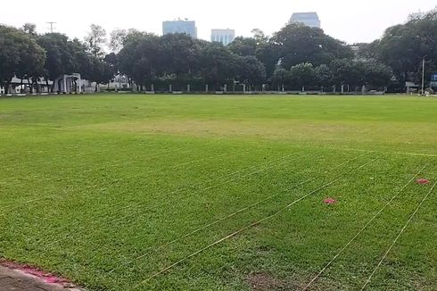 Jelang Shalat Idul Fitri, Masjid Agung Al-Azhar Pasang Pembatas Saf Pakai Tali di Lapangan Terbuka