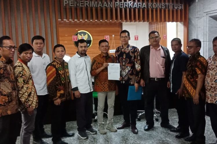 Para pemohon uji materi UU ASN di Gedung Mahkamah Konstitusi (MK), Senin (13/1/2020).