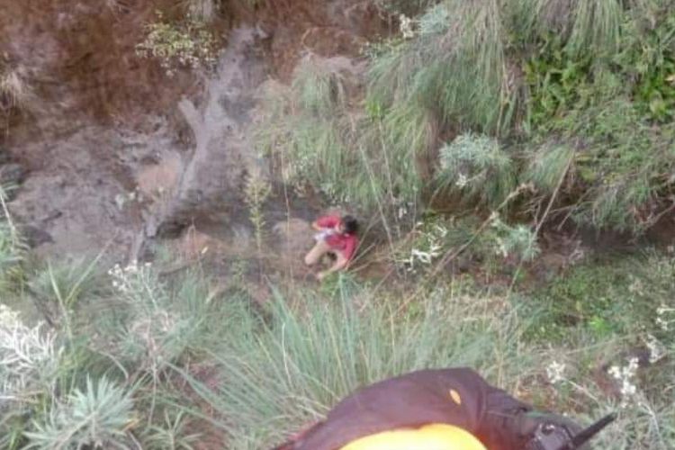 Wisatawan gunung Bromo asal Desa Mangliawan, Kecamatan asal Kecamtan Pakis, Kabupaten Malang, Roni Nur Efendi (20) saat pertama kali ditemukan. 