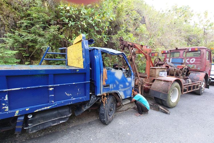 Evkuasi truk naas yang terguling di tanjakan jalan Logending-Kalipoh,  Desa/Kecamatan Ayah, Kebumen, Jawa Tengah, Kamis (31/8/2023) 