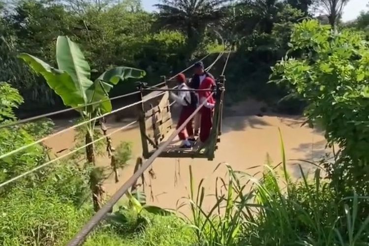 Uji Nyali Murid SD di Kukar, Sekolah Naik Kereta Gantung Seberangi Sungai Dihuni Buaya
