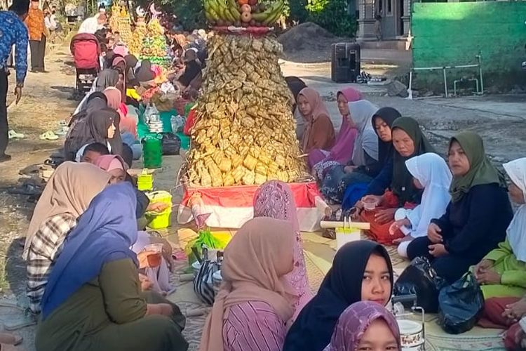 Sebanyak tujuh gunungan aneka makanan dibawa warga Dusun Pamot untuk acara Syawalan, Rabu (17/4/2024).