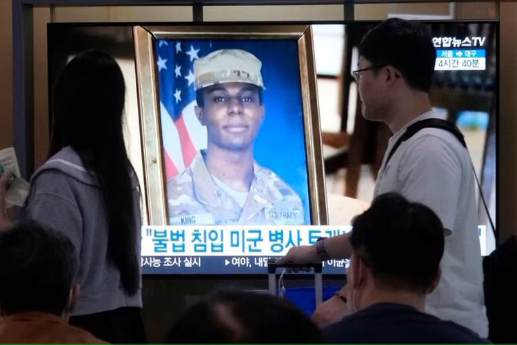 Layar TV di Stasiun Kereta Api Seoul di Seoul, Korea Selatan, menampilkan siaran berita tentang tentara Amerika Travis King, Rabu, 27 September 2023.