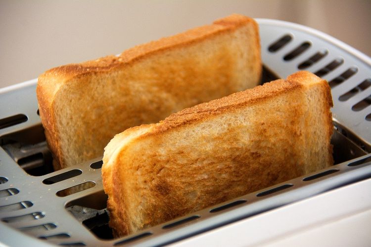Ilustrasi roti dalam toaster. 