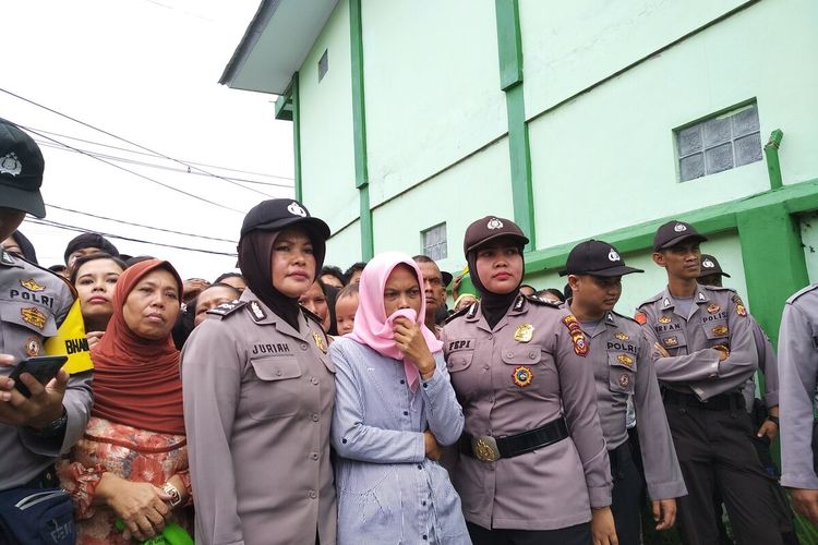 Ibu korban anak dibunuh ayah kandungnya sendiri di Tasikmalaya hanya bisa menyeka air mata pakai kerudungnya saat melihat proses rekonstruksi penyebab kemarian anaknya, Kamis (12/3/2020).