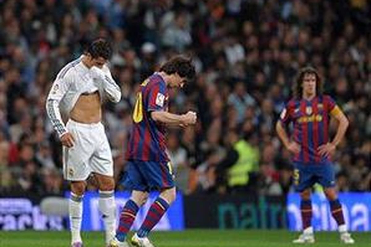 Lionel Messi mengepalkan tangannya setelah membobol gawang Real Madrid. Sementara Cristiano Ronaldo tampak kecewa timnya kebobolan.