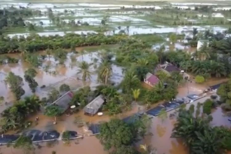 Rumah dan lahan pertanian warga di Kecamatan Kusan Tengah, Kabupaten Tanah Bumbu, Kalsel terendam Banjir, Minggu (29/8/2021). 