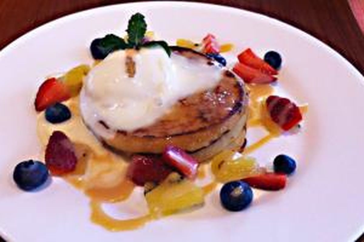 Fruit pancake saus karamel