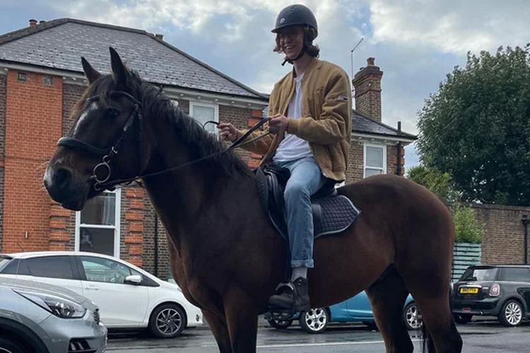 Pria di London, Inggris, bernama Gus Lee-Dolphin menunggangi kudanya sambil bernyanyi mengejek antrean kendaraan di SPBU.