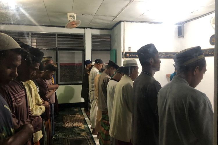Foto: Para warga binaan pemasyarakatan (WBP) muslim di Rutan Kelas IIB Maumere, Kabupaten Sikka, NTT, sedang menunaikan shalat tarawih, Kamis (7/4/2022). 