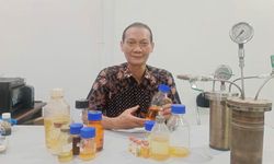 Profesor ITS Kembangkan BBM RON 102 dari Sampah Plastik