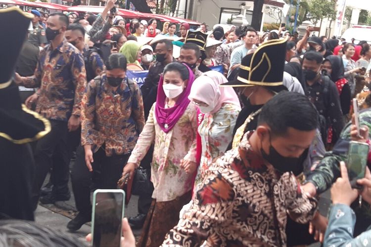 Ibu Negara Iriana Jokowi didampingi Wury Ma'ruf Amin dalam parade kebaya Berkebaya Bersama Ibu Negara bersamaan dengan peringatan Hari Batik Nasional di Solo, Jawa Tengah, Minggu (2/10/2022).